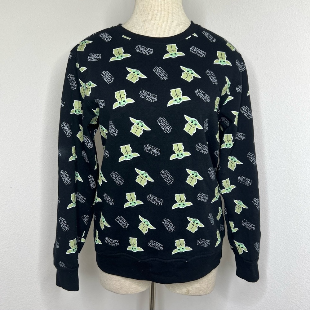 🔹 Star Wars Baby Yoda Crewneck